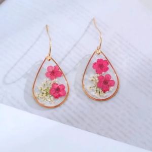 Teardrop flower stud earrings